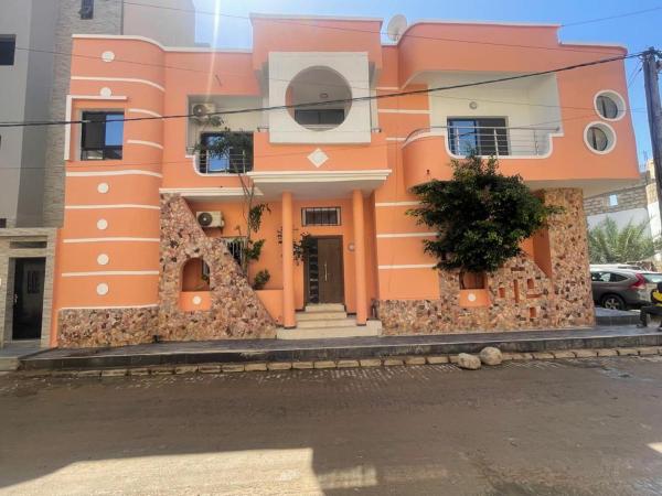 På bildet vises objektet La maison Rose som ligger i byen Dakar.