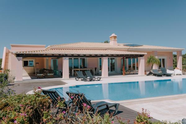 På billedet ses objektet Villa Monte dos Agostos by Boaz Rentals beliggende i byen Corotelo.