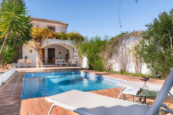 A la foto es mostra l'objecte Casa rural Buenos Días con piscina, barbaco y chimenea situat a la ciutat de Padul.