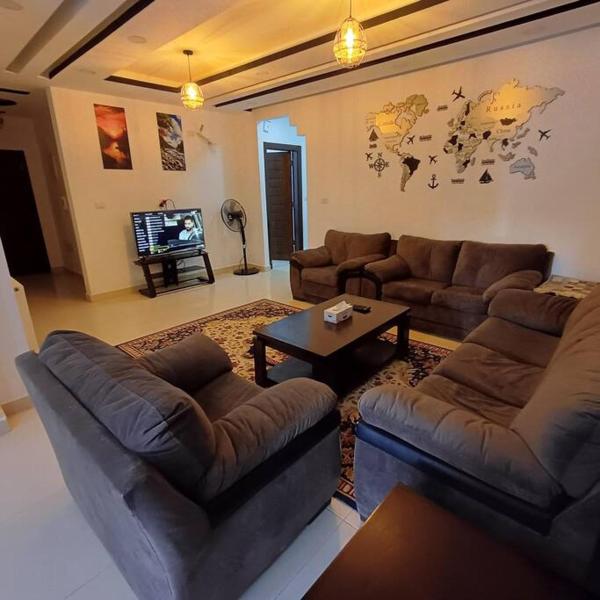 La photo montre l'objet Laperla luxury family apartment one situé dans la ville de Khuraybat as Sūq.
