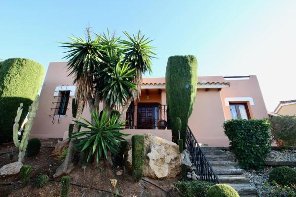 Auf dem Foto ist das Objekt Three Bedroom Las Higueras Villa in La Manga Club in der Stadt Atamaría zu sehen.