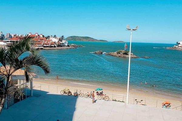 A la foto es mostra l'objecte Ap Frente a Praia com Varandão situat a la ciutat de Muquiçaba.