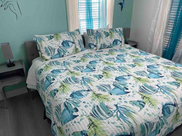 Na zdjęciu widoczny jest obiekt King Bed Downtown Courtyard Apt położony w mieście West Palm Beach.