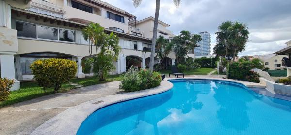 CASCADAS, spacious villa with workspace, pool & fast Wi-Fi, Cancún