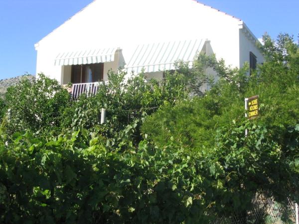 Nella foto è visibile l'oggetto Guest House Kola situato nella città di Banići.