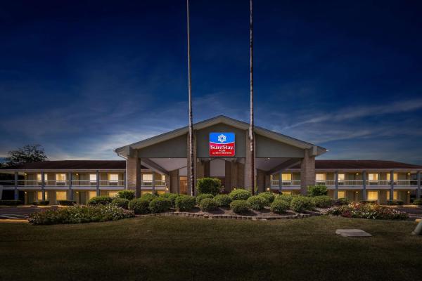 Na fotografii je vidět objekt SureStay Plus by Best Western Beaumont nacházející se ve městě Vidor.