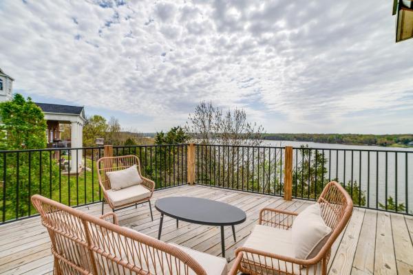 A la foto es mostra l'objecte Deck with Lake Barkley Views Spacious Family Home! situat a la ciutat de Kuttawa.
