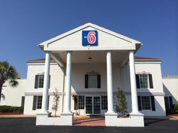 Na zdjęciu widoczny jest obiekt Motel 6-Brunswick, GA położony w mieście Brunswick.