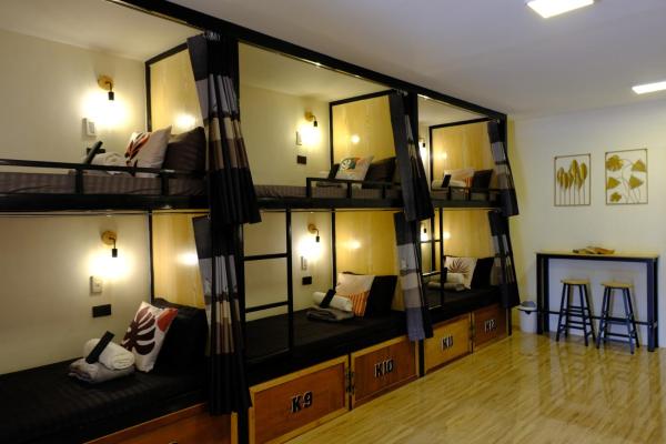 写真にはコロン市にあるKaiz Hostelが写っています。