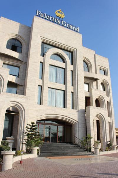Op de foto is het object Faletti's Grand Hotel Gujranwala te zien, gelegen in de stad Fattu Mand.