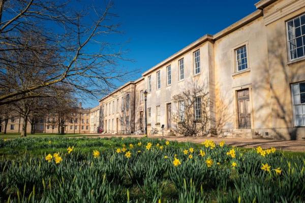 Na fotografii je vidět objekt Downing College nacházející se ve městě Cambridge.
