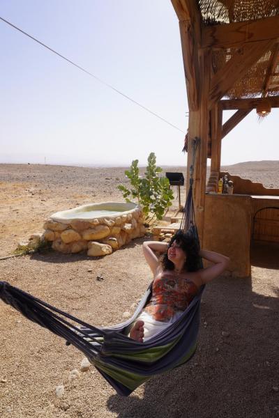 照片显示了位于Paran市的Desert Days mud cabin's Resort物件。