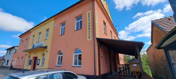 Na foto é possível ver o objeto Hostinské pokoje nad restaurací Košetice se společnou koupelnou, WC a kuchyňkou localizado na cidade de Děkanovice.