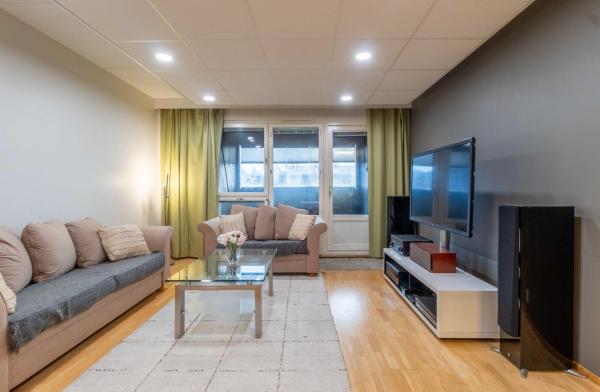 Na fotografii je vidět objekt Only 9 mins from the airport 74,5 m2 apartment with free parking & beds for 7 nacházející se ve městě Suutarila.