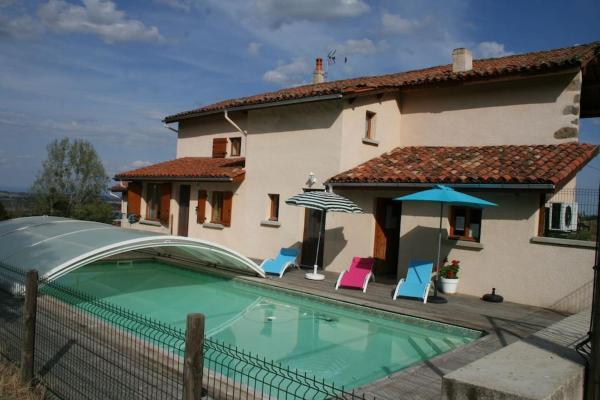 Na fotografii je vidět objekt Gîte La ferme de Taverne-Piscine privée chauffée nacházející se ve městě Juré.