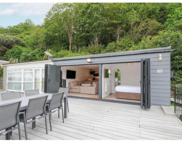 På bildet vises objektet Newly Refurbished Beach Lodge som ligger i byen Looe.
