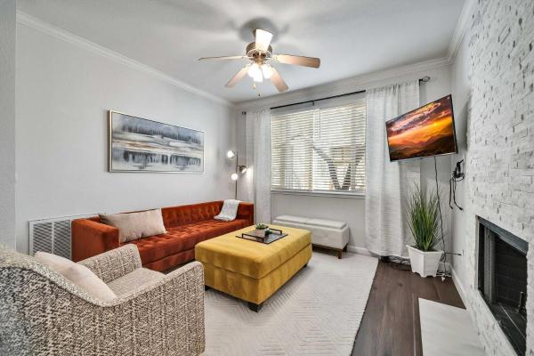 Gem with Pool Access in Scottsdale Shop and Golf! photo 1
