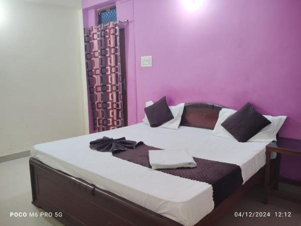 A la foto es mostra l'objecte Baba Guest House situat a la ciutat de Shivāpur.