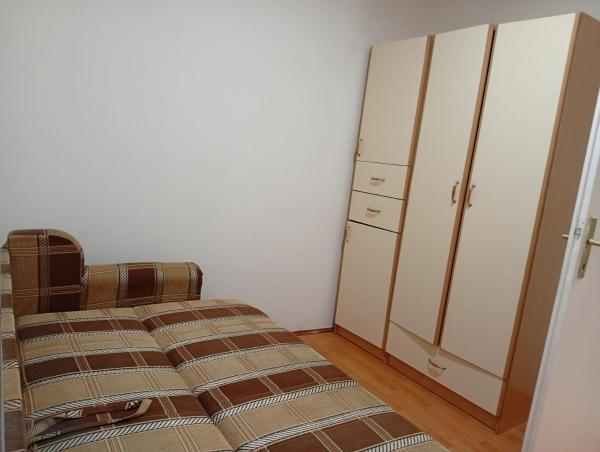 Na fotografii je vidět objekt Zuta kuca na kraj sela nacházející se ve městě Rumenka.