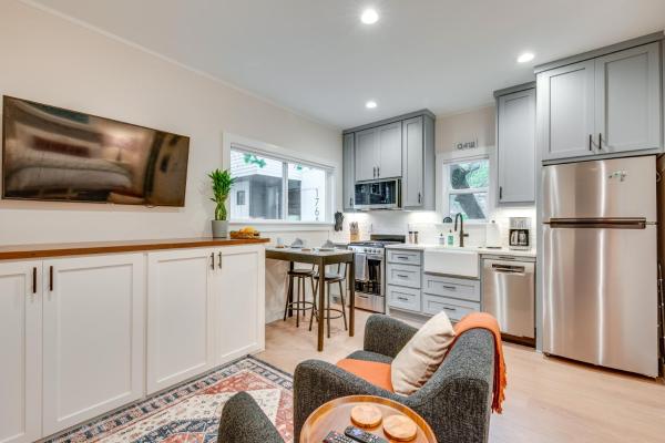 På billedet ses objektet Apt By ATL BeltLine: 3 Mi to Mercedes-Benz Stadium beliggende i byen Atlanta.