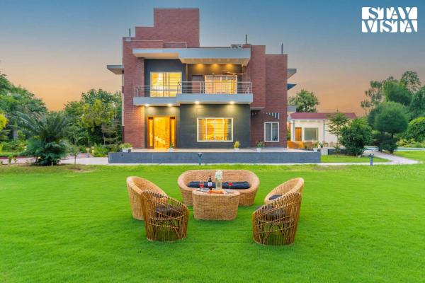 Na fotografii je vidět objekt StayVista at Imperial Isle 4BHK Luxury Villa with FREE BF, Outdoor Pool in Sohna Delhi nacházející se ve městě Mandkaula.