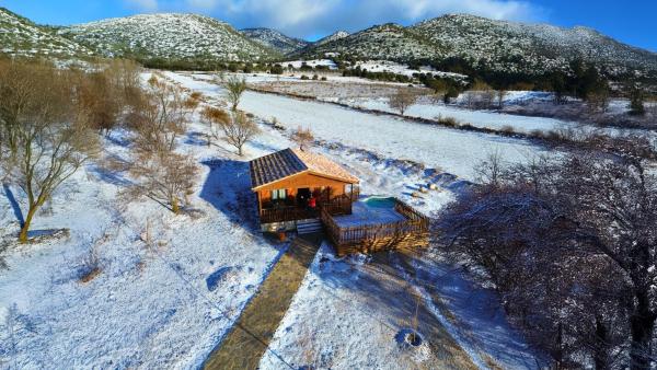 A la foto es mostra l'objecte Aldea Los Odres - Cabañas de Madera de 1ª con Piscina Privada y BBQ en la puerta situat a la ciutat de Moralejo.
