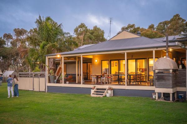 The photo shows the Eighteenontonto. located in the city of Bald Hills.