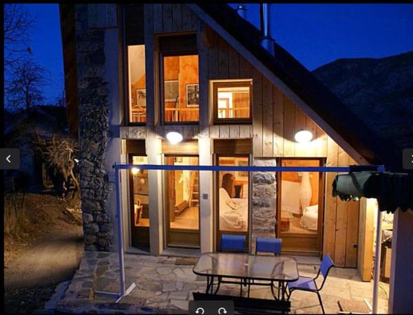 På billedet ses objektet Gîte La Sittelle beliggende i byen Turriers.