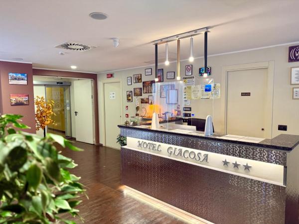 A la foto es mostra l'objecte Hotel Giacosa situat a la ciutat de Milà.