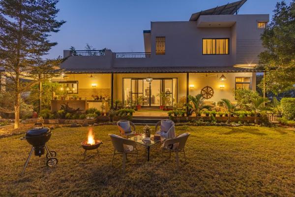 写真にはPalwal市にあるAlaya Stays Dacha 3 BHK Villa with Jacuzzi & Outdoor Barが写っています。