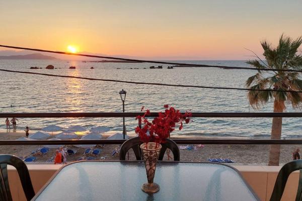 Βeachfront Apartment, next to center & Old Harbor!, Chania
