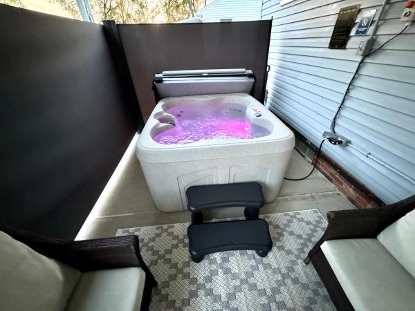 På billedet ses objektet Parma Ranch with Hot Tub and Game and Media Room beliggende i byen Parma.