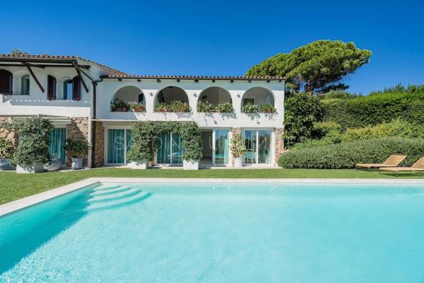 The photo shows the Villa Onyx located in the city of Conca Verde.