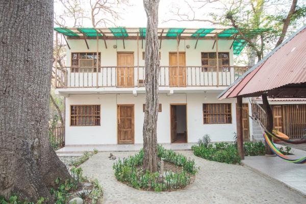 På bilden syns objektet The Ceiba House som ligger i staden Playa Maderas.