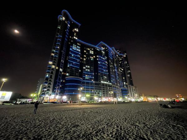 Na fotografii je vidět objekt Luxury Apartments - Ajman Corniche UAE nacházející se ve městě Adžmán.