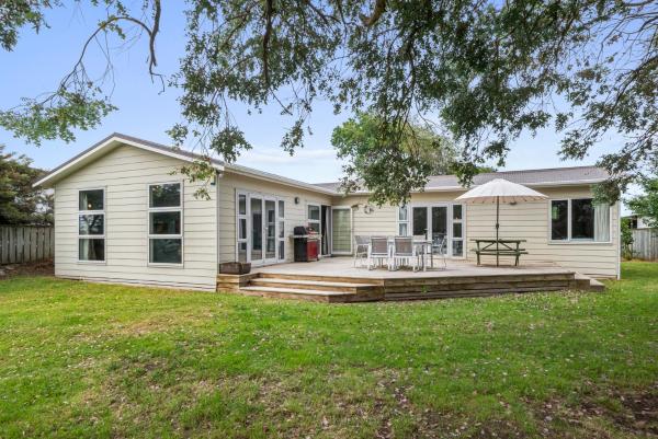 På billedet ses objektet Coastal Family Escape - Waitarere Beach Retreat beliggende i byen Waitarere.