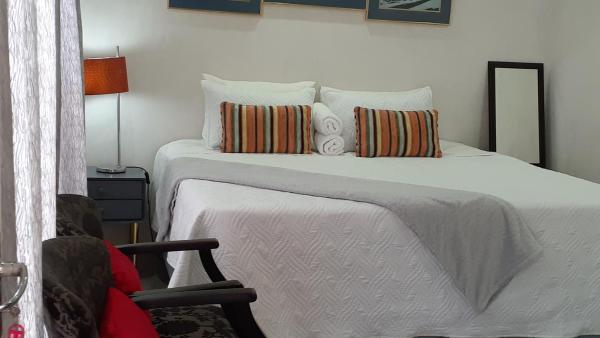 Op de foto is het object Russell's Rest Rooms te zien, gelegen in de stad Lenasia.