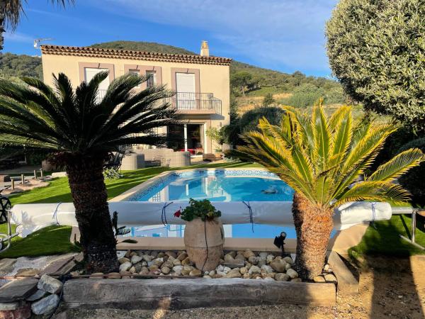 Na fotografii je vidět objekt Très belle maison piscine chauffé 210M2 climatisé nacházející se ve městě Sainte-Maxime.