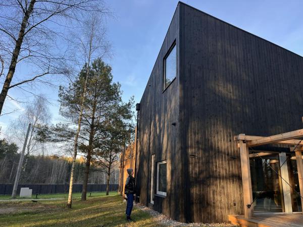 På bildet vises objektet GRANIASTY - nowoczesny dom wakacyjny z basenem som ligger i byen Częstkowo.