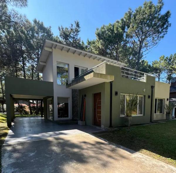 A la foto es mostra l'objecte pinamar situat a la ciutat de Pinamar.