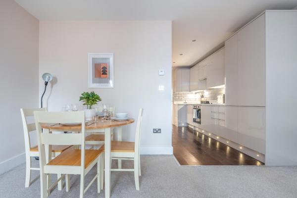 Modern Flat with Balcony next to Station by CTO Serviced Accommodation, London