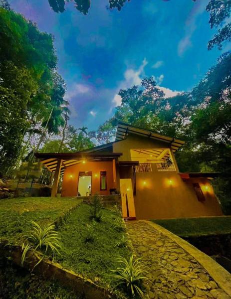 Nella foto è visibile l'oggetto River's Edge Resort Sinharaja situato nella città di Mannawatta.