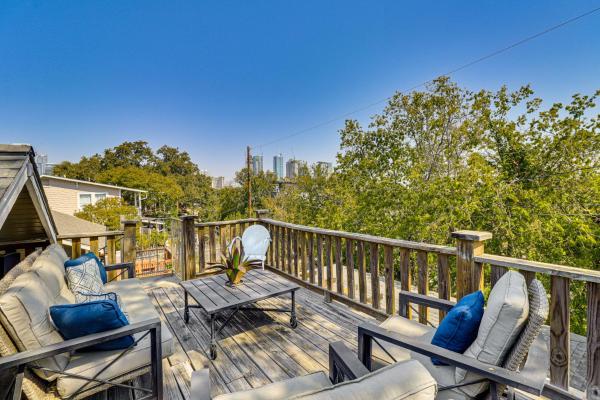 A la foto es mostra l'objecte Walk to SoCo: Home w/ Decks & City Views in Austin situat a la ciutat de Austin.
