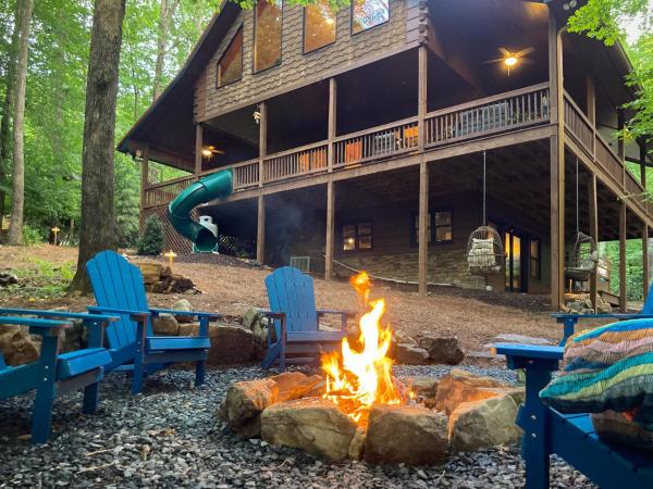 Na zdjęciu widoczny jest obiekt Cabin Getaway Near Atlanta Slide Deck Hot Tub położony w mieście Craytonia.