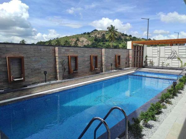 写真にはNandi市にあるAMARA KOSHA MISTY NANDI HILLS - CN - Premium 2BHK Pool Villa with Private Jacuzzi, Movie Room & Complimentary Home-Made Foodが写っています。