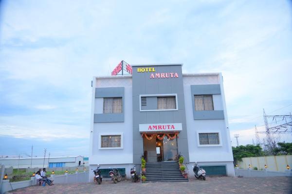 A la foto es mostra l'objecte Hotel Amruta, Themburni, Madha situat a la ciutat de Indāpur.