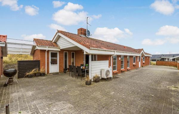 Na fotografii je vidět objekt Holiday Home Mettes Bjerg Hvide Sande Iv nacházející se ve městě Hvide Sande.