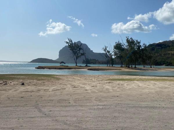 Na zdjęciu widoczny jest obiekt Lakaz Tropical położony w mieście Baie du Cap.