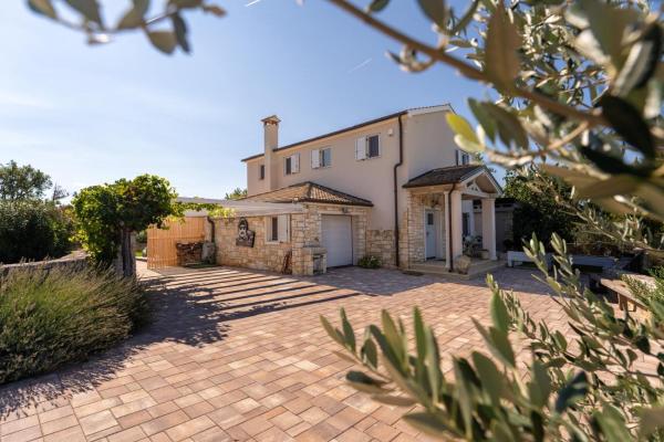 A la foto es mostra l'objecte Villa Emely situat a la ciutat de Kloštar.