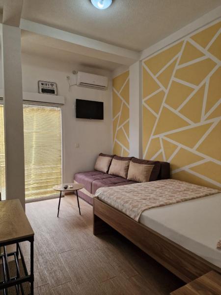 A la foto es mostra l'objecte Apartment Center situat a la ciutat de Sutomore.